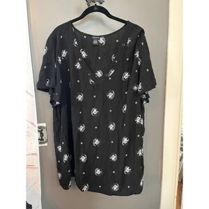 Torrid size 4 black and white floral blouse shirt v neck